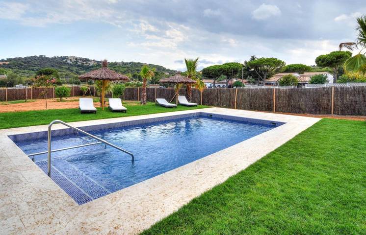 Villa pour 23 personnes, avec bassin pour enfant ainsi que jardin et jacuzzi à Platja d'Aro