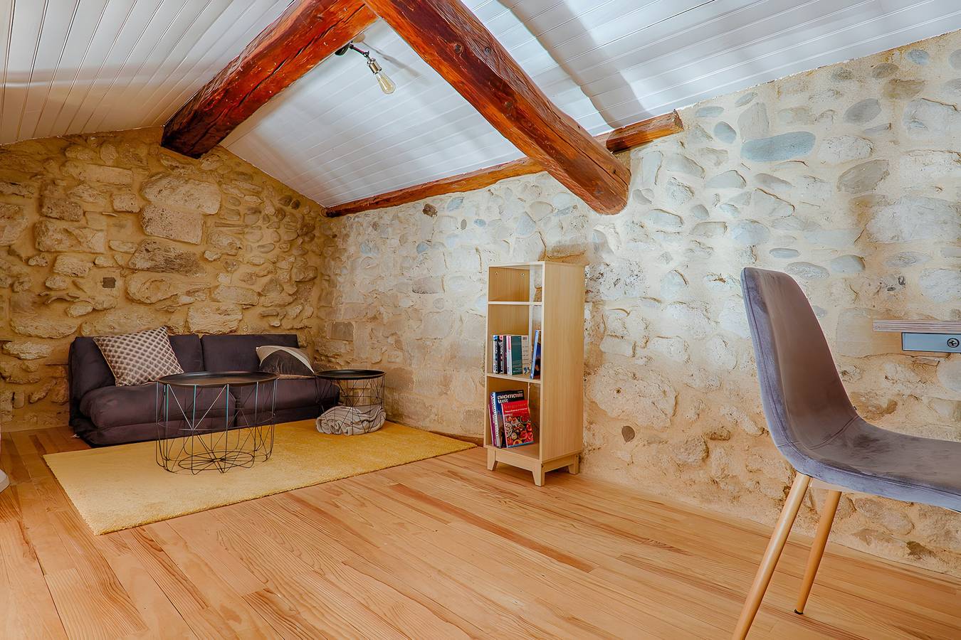 Apartamento entero, Apartamento 'L'escarpin - Billar - Histórico' con Wi-Fi y Aire Acondicionado in Romans-sur-Isère, Región de Valence
