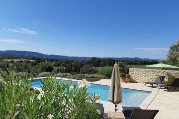 Location de vacances pour 6 personnes, avec terrasse ainsi que piscine et jardin à Forcalquier