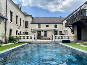 Gîte pour 30 personnes, avec jardin et balcon dans Corcelles-les-Monts