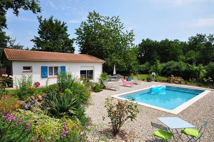 Gîte pour 4 personnes, avec piscine ainsi que terrasse et jardin