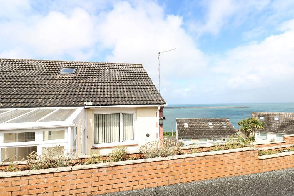 Murmur Y Mor, pet friendly, country holiday cottage in Fishguard in Fishguard, Pembrokeshire