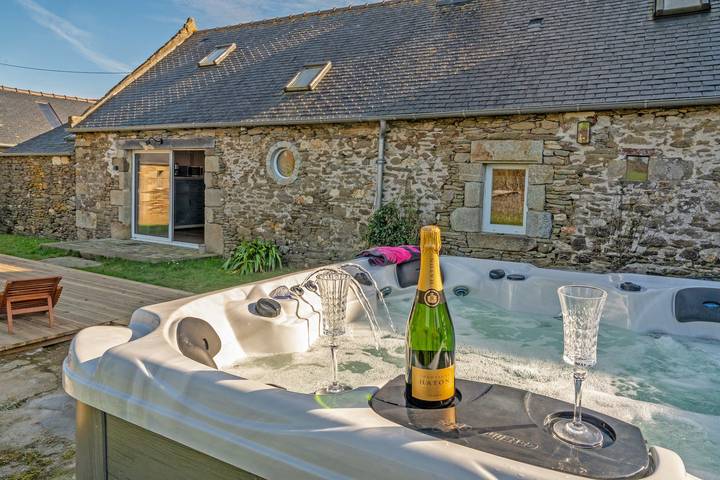 Maison de vacances 'Longère De Charme - Jardin Et Spa' avec terrasse privée, jardin privé et Wi-Fi in Plougonvelin, Région de Brest