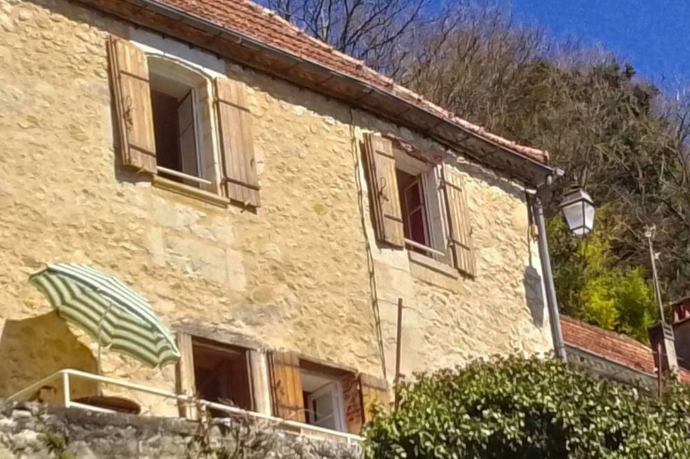 Village house overlooks valley in Lalinde, Périgord Pourpre