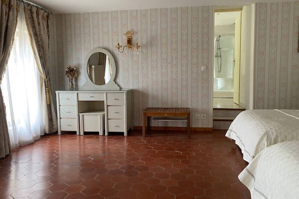 Chambre d'hôtes Le Relais Des Hirondelles - Hortensia jardin dans la propriété in Chaumont-en-Vexin, Oise