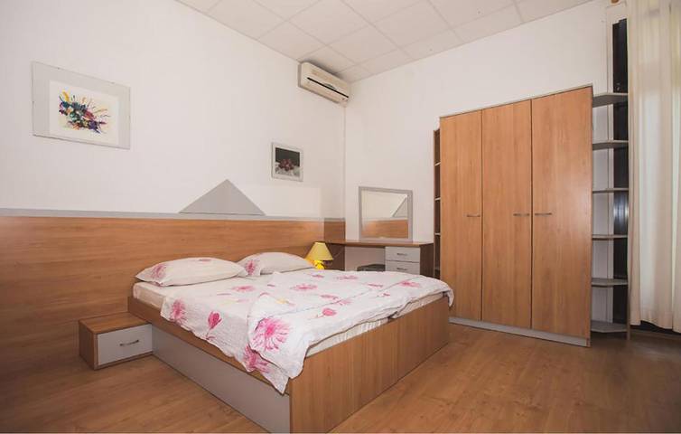 Ganze Ferienwohnung, Gemütliche Ferienwohnung mit Pool, WLAN und Terrasse in der Nähe des FKK-Strandes von Kandarola in Kampor, Rab