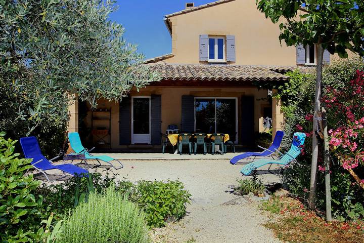Gîte pour 8 personnes, avec piscine ainsi que terrasse et jardin