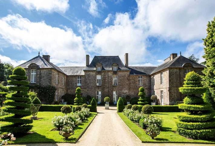Hôtel pour 3 personnes, avec Terrasse et Jacuzzi ainsi que Jardin et Piscine à Bazouges-la-Pérouse