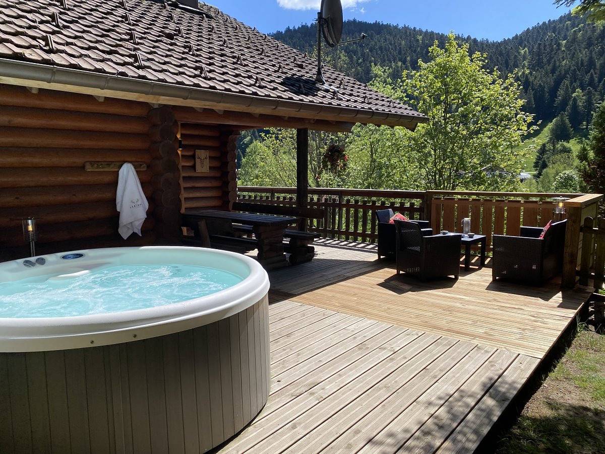 Le Grand Cerf Chalet en rondins avec Spa Jacuzzi in La Bresse, Parc naturel régional des Ballons des Vosges