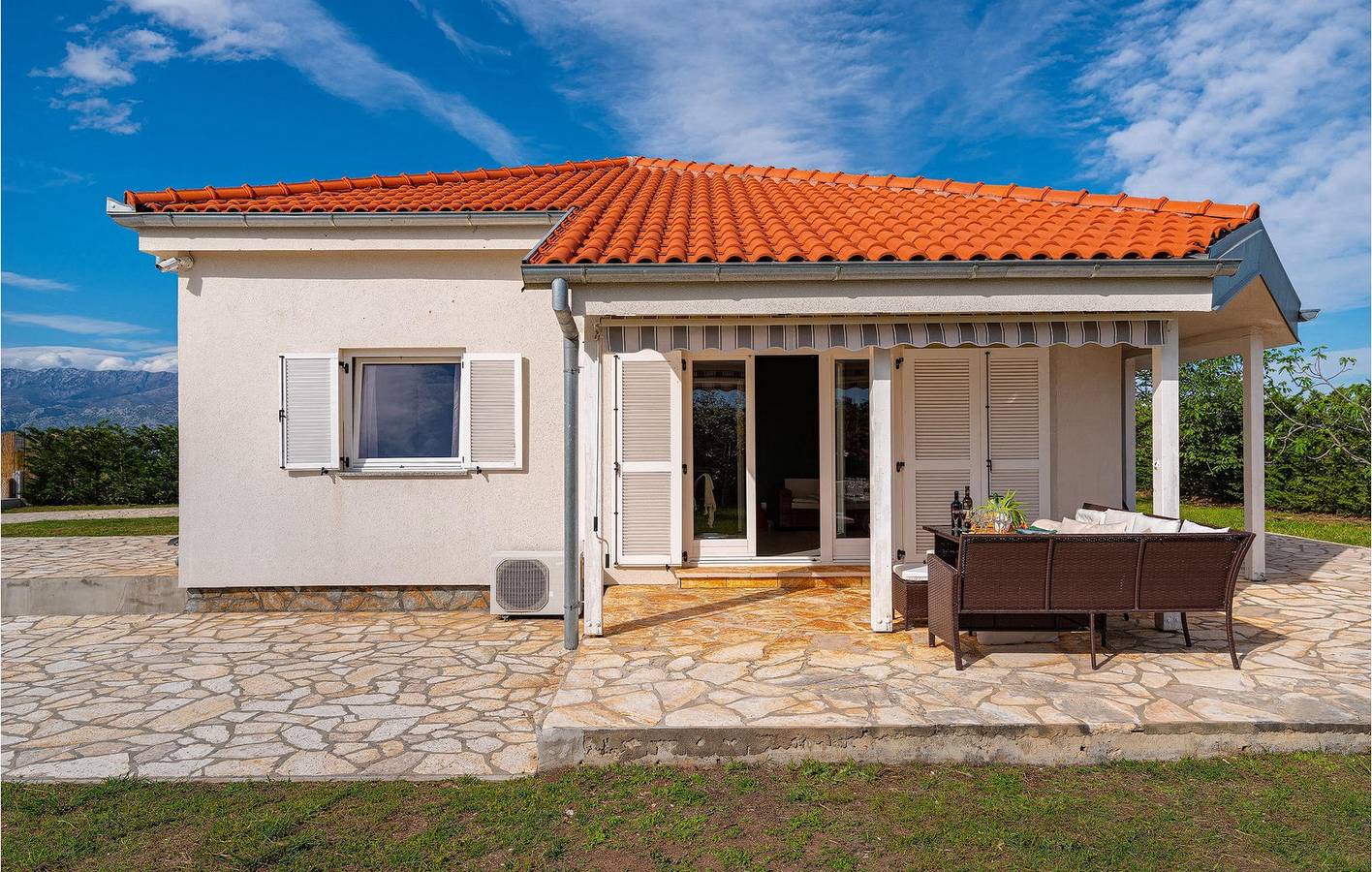 Gemütlich, nur 1 km von der Küste entfernt: 2-Zimmer-Wohnung mit Pool und Parkplatz in Novigradsko More, Zadar