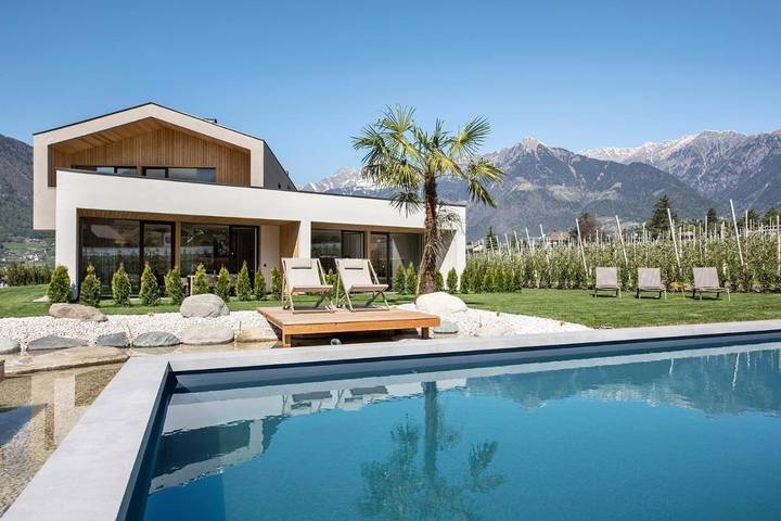 Ferienwohnung für 4 Personen, mit Terrasse und Garten sowie Pool und Ausblick in Meran