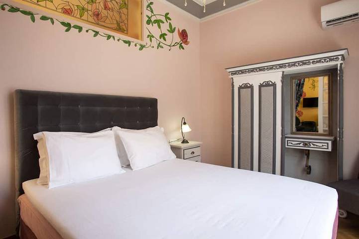 Entire apartment, Eclectic 4-Bed, 4-Bath Apt in Central Athens in Central Section of Athens, Athens