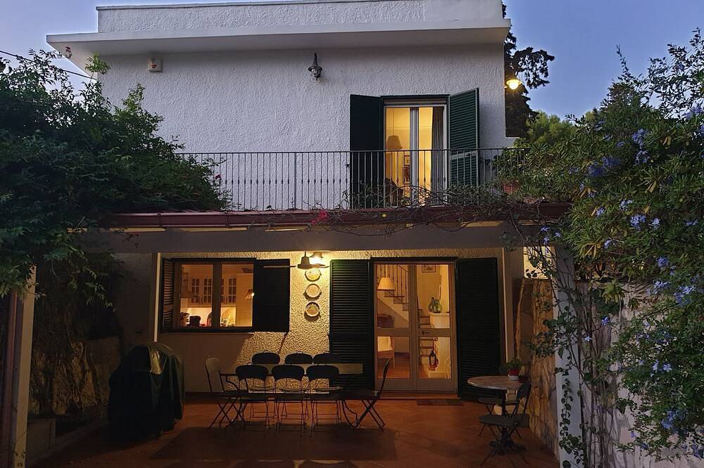 Self-contained house, nestled in a pine forest, just a few meters from a beautiful bay. in Pulsano, Gulf of Taranto