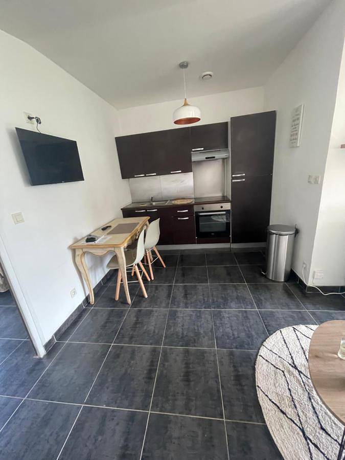 Gîte pour 2 personnes, avec terrasse ainsi que vue et jardin dans Urvillers