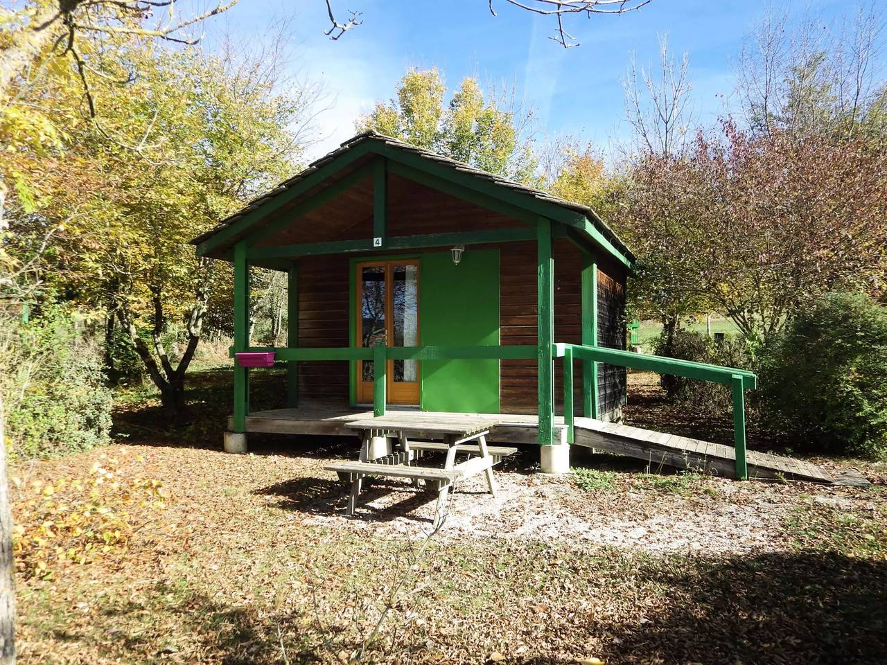 Bungalow Isabelle (sin instalaciones sanitarias) 4 personas in Recoules-Prévinquières, Parc naturel régional des Grands Causses