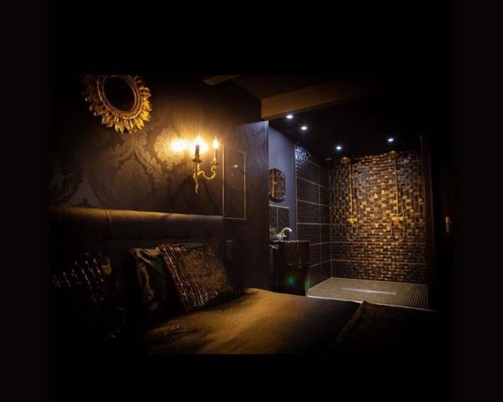 Location de vacances pour 2 personnes, avec sauna ainsi que terrasse et jacuzzi à Roquecor