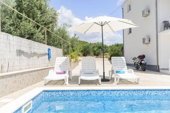 Ganze Wohnung, Apartments Mila Family with pool in Tribunj, Šibenik-Knin