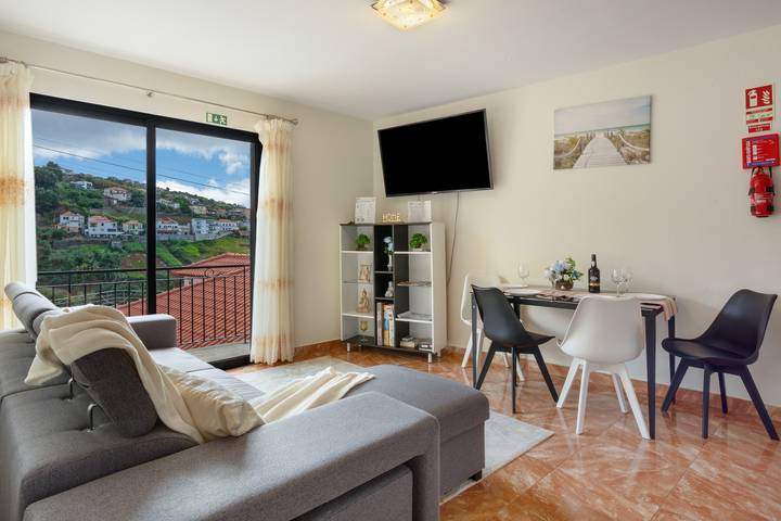 Appartamento intero, Appartamento 'Casa Gomes' con vista mare, Wi-Fi e aria condizionata in Calheta, Madeira