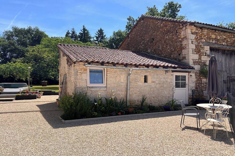 Chambre du Jardin - Chambre d'hôte, salle familiale (1 à 4 couchages) in Brux, Vienne (France)