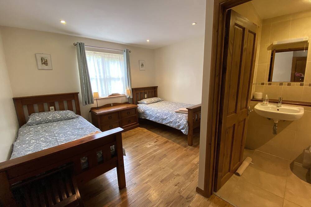 Beech - 2 bedroom lakefront cottage with fishing, indoor pool & hot tub in Cornwall