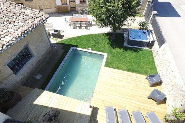 Gîte pour 15 personnes, avec terrasse et sauna ainsi que jacuzzi et jardin à Ambonil