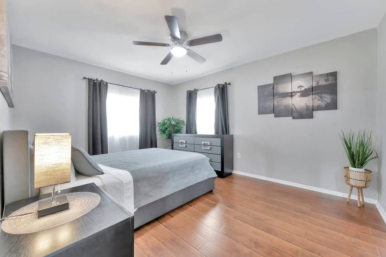 Family Pet Friendly Getaway with Porch Fire Pit Yard in Tampa, Tampa Bay