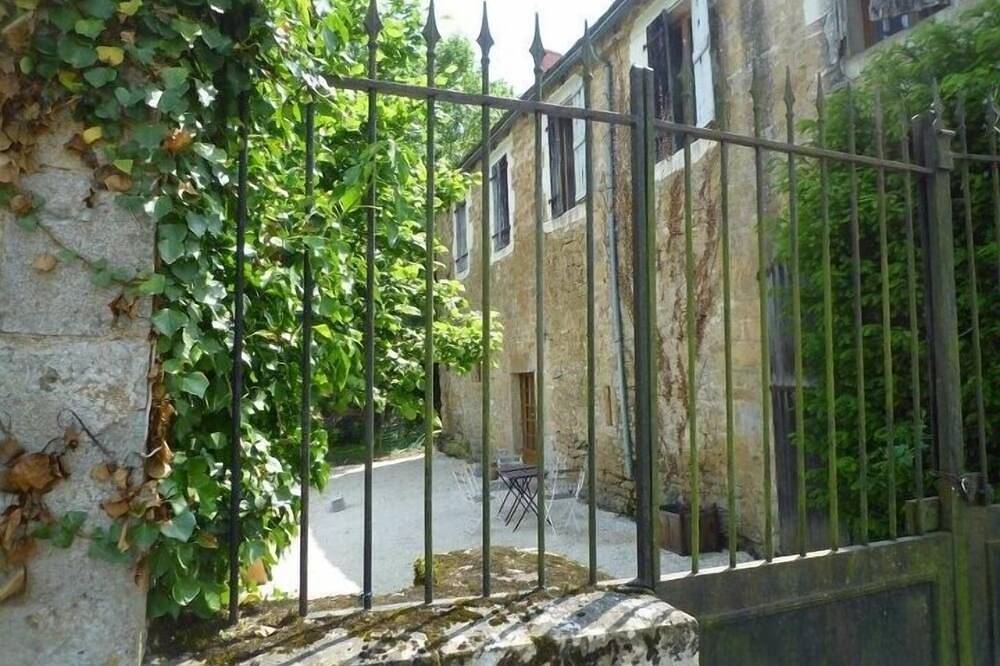 Dans Tres Beau Village 4 voyageurs in Strenquels, Lot