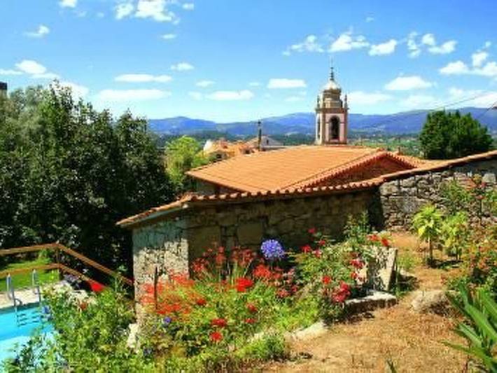 Casa rural para 8 personas, con piscina además de balcón y jardín en Amares