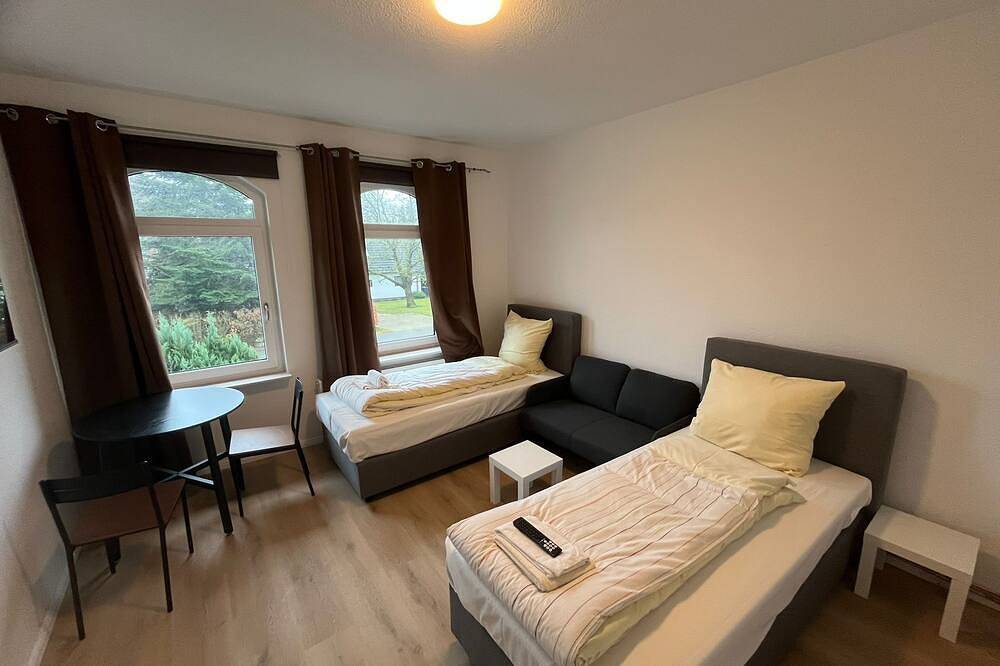 Plöner Straße 173 - 4 Schlafzimmer mit 2 Bädern in Neumünster, Schleswig-Holstein Binnenland