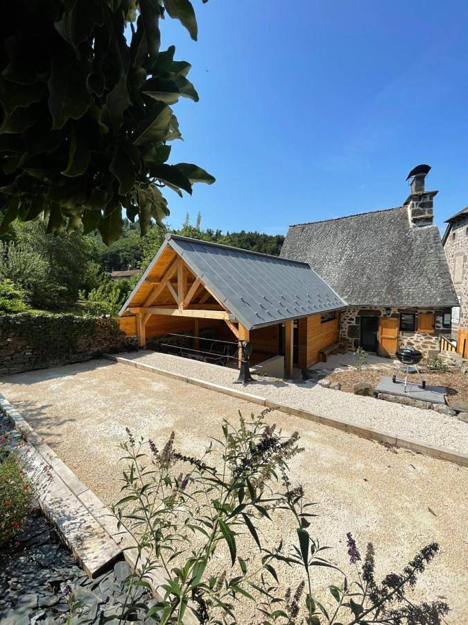 Maison de caractère rénovée avec terrain de pétanque in Saint-Cirgues-de-Jordanne, Région d'Aurillac