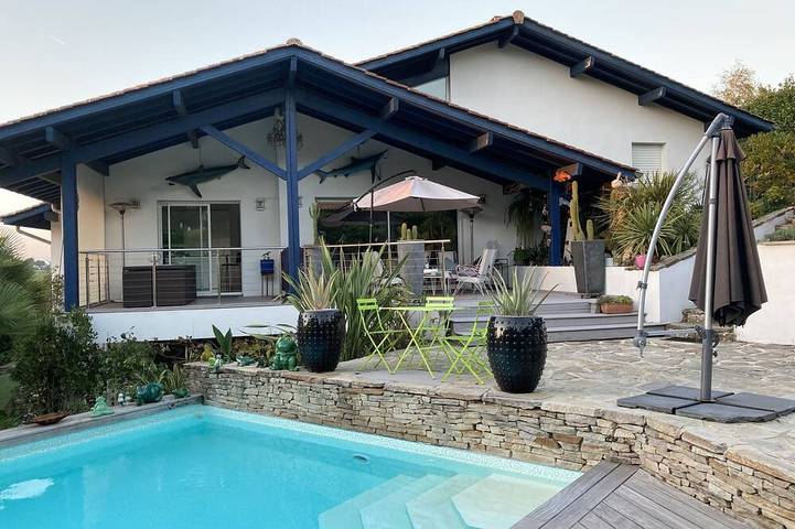 Villa con piscina climatizada ubicada en un campo de golf a 15 minutos de Biarritz in Bassussarry, Region de Bayona
