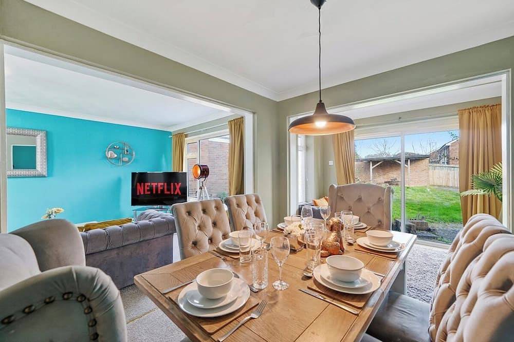 Elegant 4 Bed House with Parking & Garden-Sleeps 8 in Kent