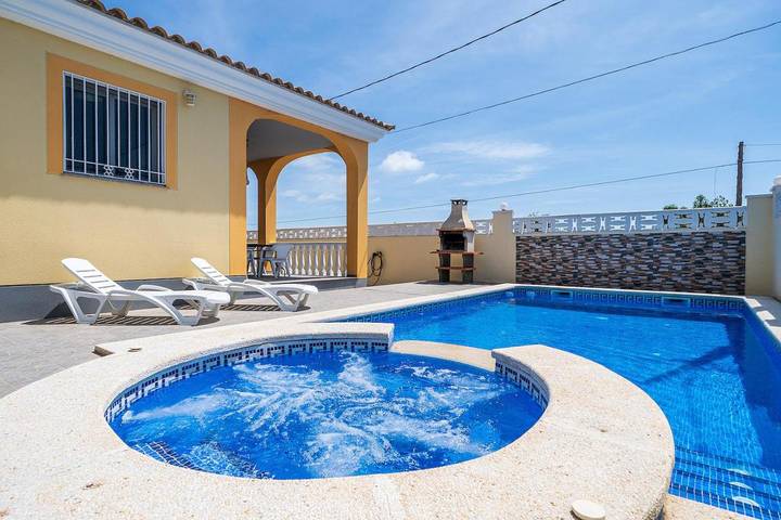 Casa rural para 8 personas, con Balcón y Jacuzzi además de Terraza y Piscina en Alcanar