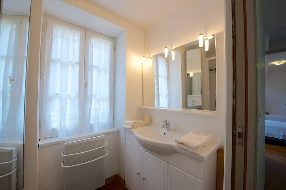 Appartement entier, Appartement en duplex donnant sur une cour in Navarrenx, Béarn
