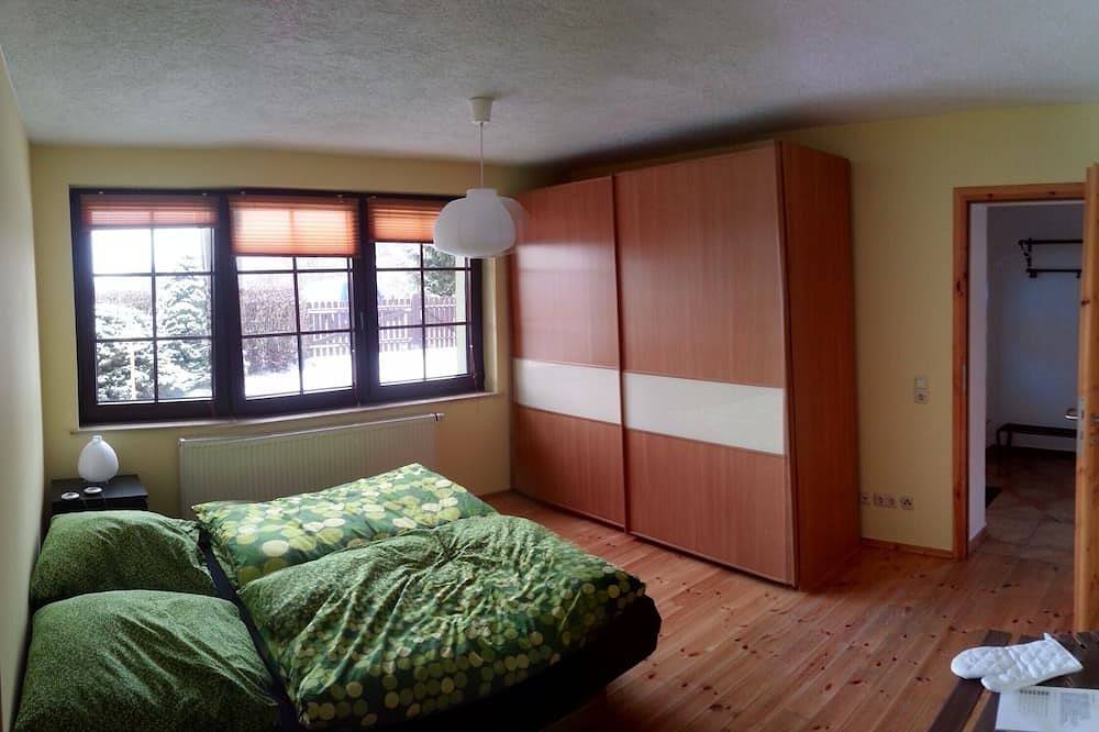 Apartamento entero, 2 dormitorios, amplio salón, piscina, wifi gratis, chimenea, acogedor moderno, terraza, Gs, parrilla in Henschleben, Corazón de Turingia