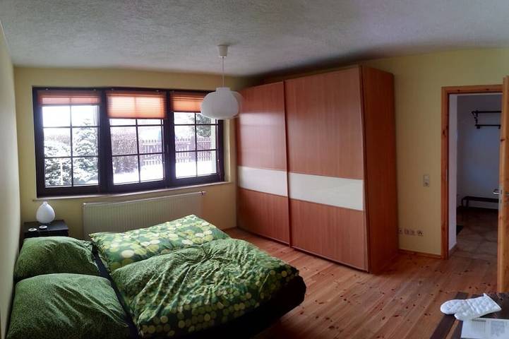 Ganze Wohnung, Gemütliche große Ferienwohnung mit 2Schlafzimmer Kamin und Terrasse in Henschleben, Thüringer Kernland