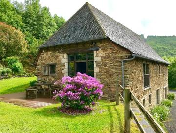 Gîte pour 6 personnes, avec jardin et vue dans Montézic