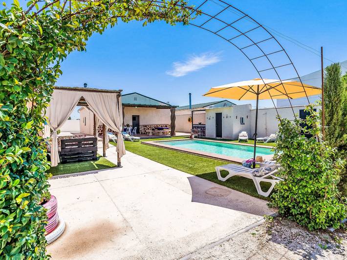 Location de vacances pour 8 personnes, avec Terrasse ainsi que Jardin et Piscine dans La Lantejuela - 2
