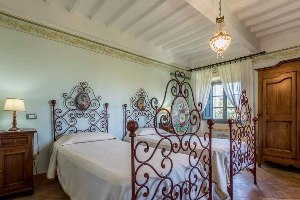 Splendid Villa for 12. Pool, outdoor Jacuzzi 25-hectare Park, Hunting, Fishing in Monterchi, Valtiberina