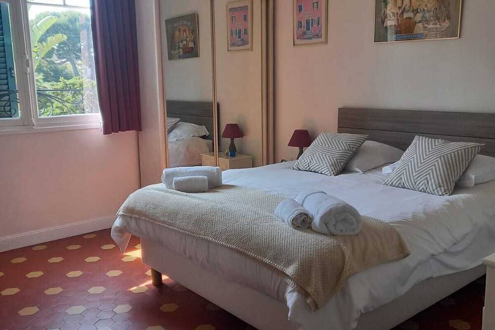 Cap d'Antibes, Villa art déco dans parc privé, accès à la plage à 10 mn à pied. in Antibes, Côte méditerranéenne (France)