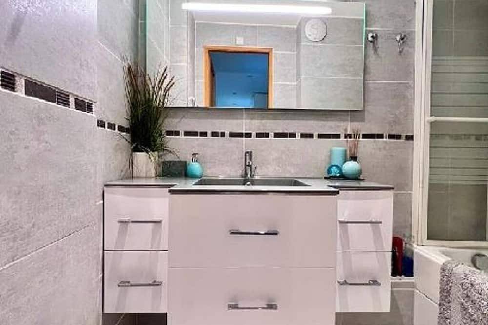 Entire apartment, Appartement à Montrouge, Très Calme, Lumineux, à Deux Cents Mètres du Metro in Montrouge, Hauts-de-Seine