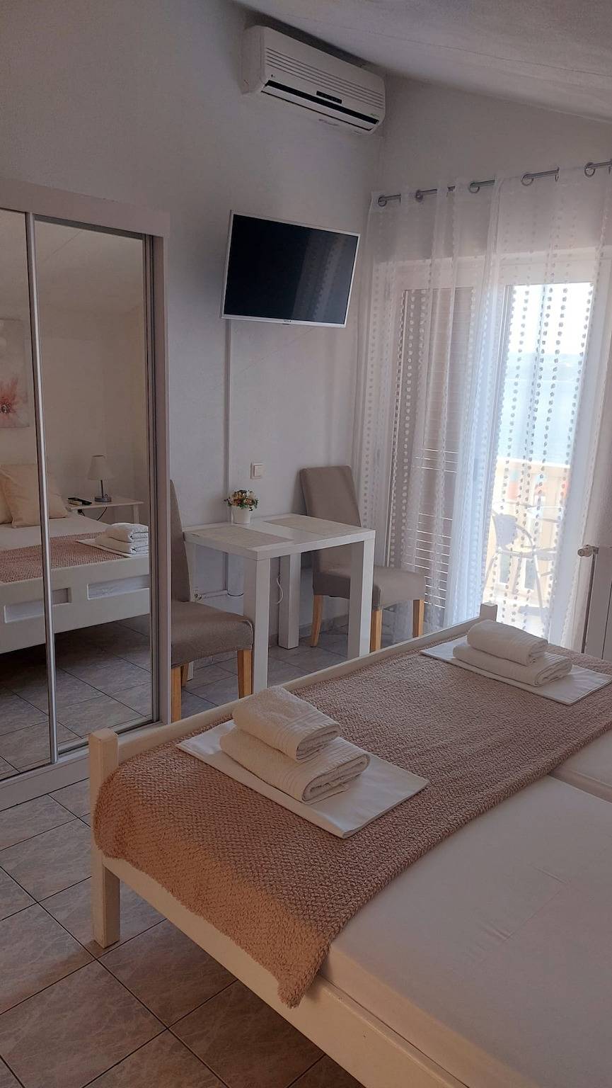Gehele studio, Studioapartment in Duće mit Meerblick, Balkon, Klimaanlage, W-Lan (122-8) in Omiš, Omiš-Riviera