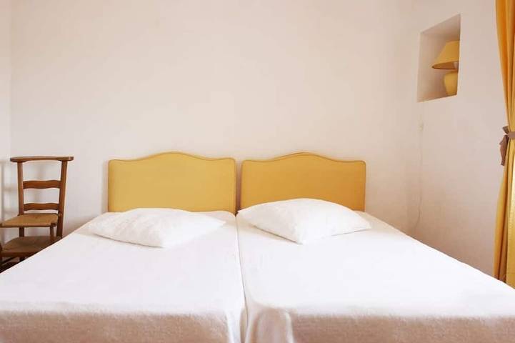 Gîte pour 4 personnes, avec terrasse dans Office De Tourisme De La Cadiere D Azur - 4