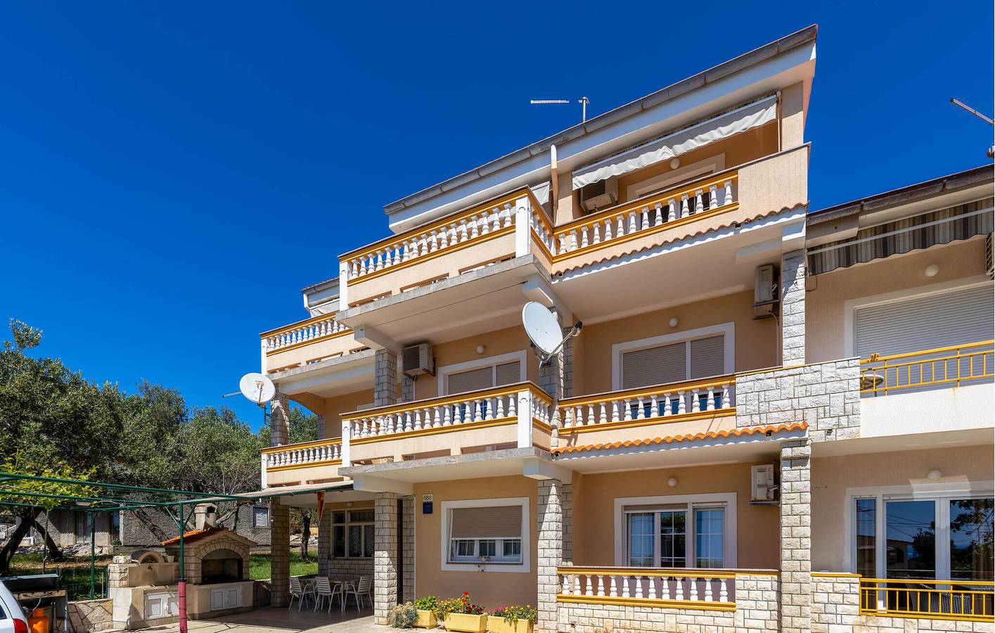 Ganze Ferienwohnung, Gemütliches Apartment mit Meerblick, WLAN, Parkplatz und Terrasse in Strandnähe in Banjol, Rab