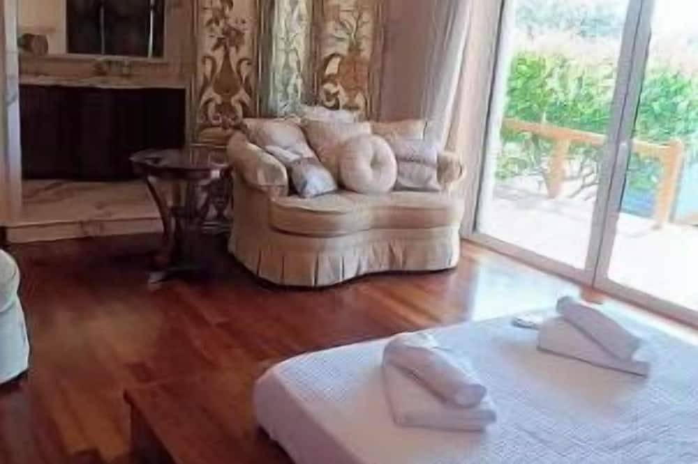 Athenian Country House Retreat. in Porto Rafti, Markopoulo-Mesogaia