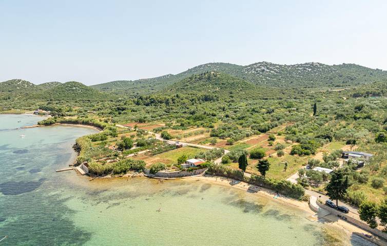 Apartment mit Meerblick, Pool, Terrasse und WLAN – 2,5 km vom Strand entfernt in Tkon, Pasman