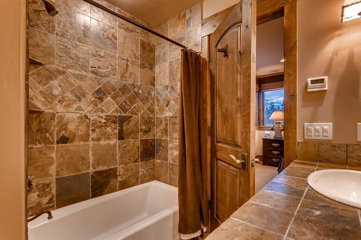 Vacation rental for 25 people, with hot tub and balcony in Copper Mountain