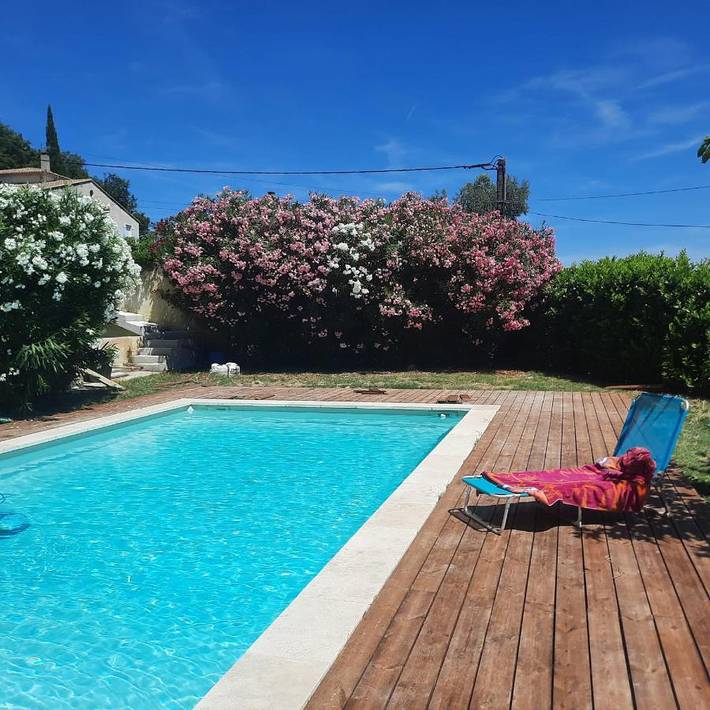 Location de vacances pour 4 personnes, avec piscine ainsi que jardin et vue à Saint-Julien-de-Peyrolas