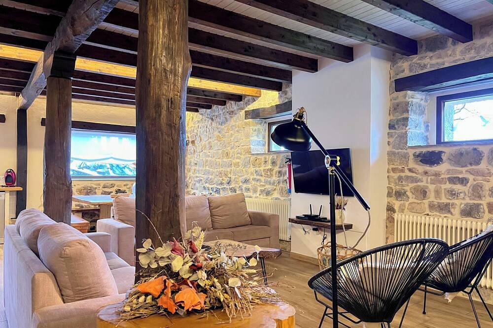 Casa Rural La Fontana de Pedroso, Descubre Cantabria y Cabarceno in Villacarriedo, Cordillera Cantábrica