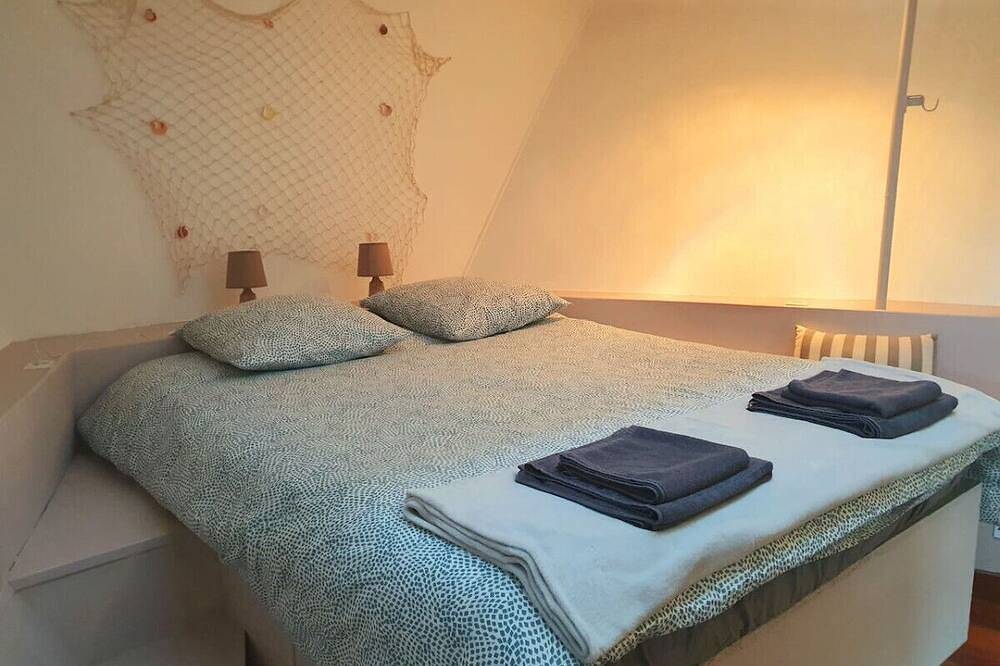 Barge 120 m2 on the banks of the Seine, quiet and green in Le Port-Marly, Yvelines